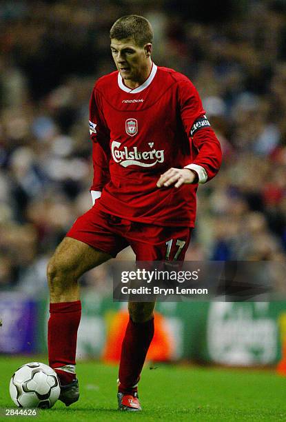 Steven Gerrard of Liverpool runs with the ball during the FA Barclaycard Premiership match between Liverpool and Bolton Wanderers held on December...