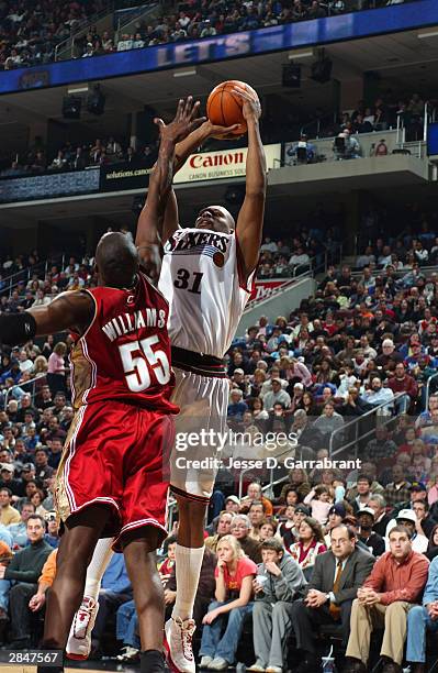 Glenn Robinson of the Philadelphia 76ers shoots a jump shot against Eric Williams of the Cleveland Cavaliers during the game at the Wachovia Center...