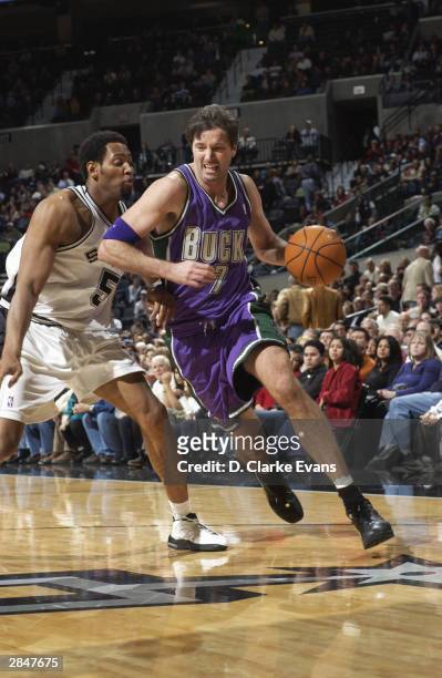 Tony Kukoc of the Milwaukee Bucks drives to the hoop past Robert Horry of the San Antonio Spurs during the game at SBC Center on December 28, 2003 in...