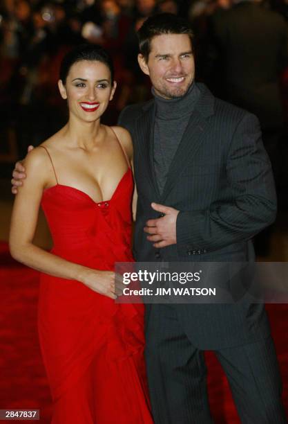 Tom Cruise, star of The Last Samurai, poses with Penelope Cruz , upon arriving for the films premiere at the Odeon theatre in Liecester Square,...