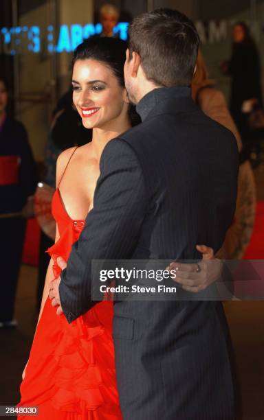 Penelope Cruz and Tom Cruise arrives for the UK Premiere of "The Last Samurai" at the Odeon, Leicester Square on January 6, 2004 in London.