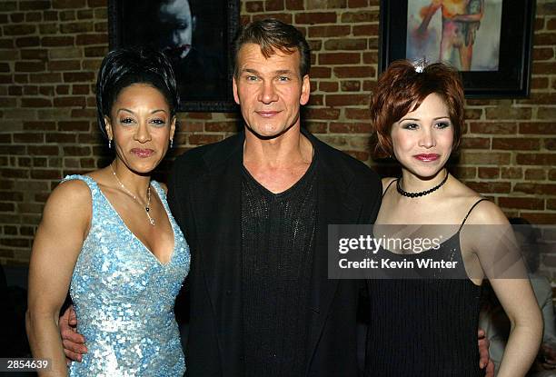 Cast members Reva Rice , Patrick Swayze and Bianca Marroquin pose at... Fotografía de noticias - Getty Images Cast members Reva Rice , Patrick Swayze and Bianca Marroquin pose at... Fotografía de noticias - Getty Images