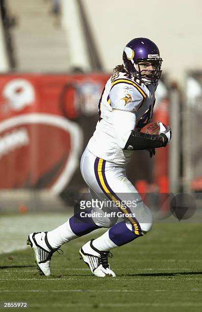 Tight end Jim Kleinsasser of the Minnesota Vikings runs with the ball during the game against the Arizona Cardinals on December 28, 2003 at Sun Devil...
