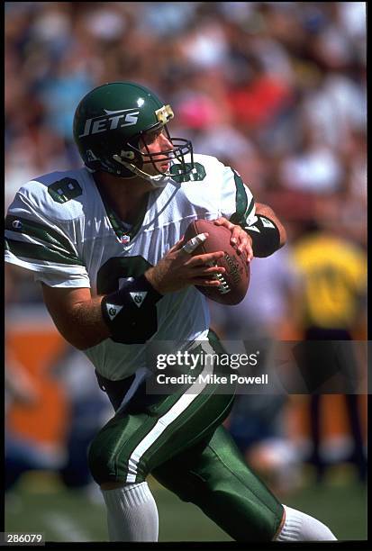 NEW YORK JETS QUARTERBACK BROWNING NAGLE DROPS BACK TO PASS DURING THE JETS 18-10 LOSS TO THE LOS ANGELES RAMS AT ANAHEIM STADIUM IN ANAHEIM,...