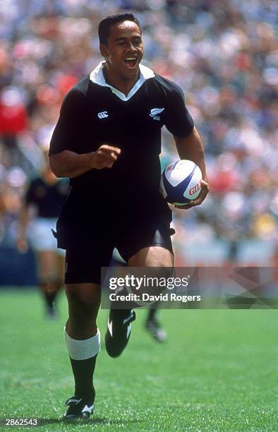 Jonah Lomu of New Zealand in action during the 1995 Hong Kong Rugby Sevens March 25-26, 1995 held in Hong Kong.