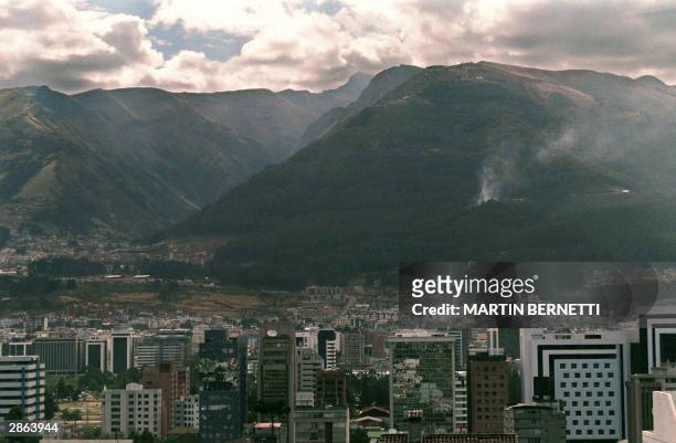 Panoramic view of Pichincha Volcano in the city of Quito, 02 October 1998. @Vista panoramica del norte de la ciudad de Quito con el fondo del volcan...