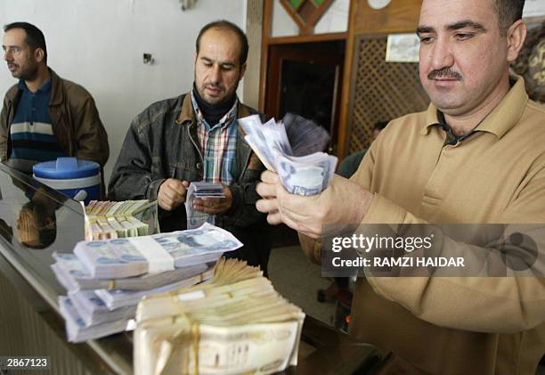 Iraq Money Stack 598 Money Changers Photos & High Res Pictures - Getty Images