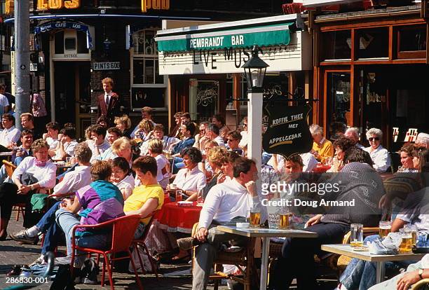 holland,amsterdam,rembrandtsplein, people at outdoor cafe tables - busy cafe fotografías e imágenes de stock