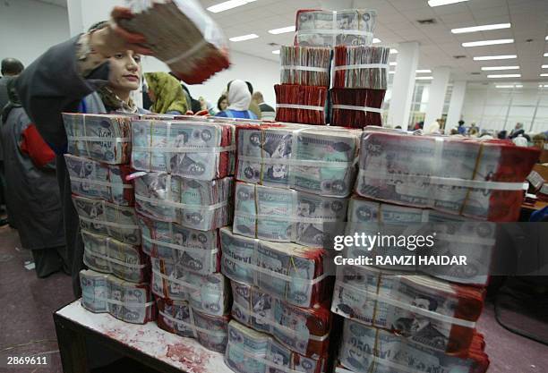 Iraq Money Stack Iraqi Central Bank Photos and Premium High Res Pictures - Getty Images