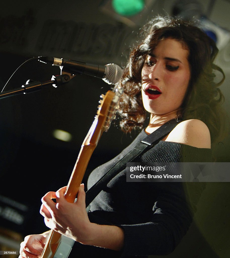 Amy Winehouse - HMV Instore Gig
