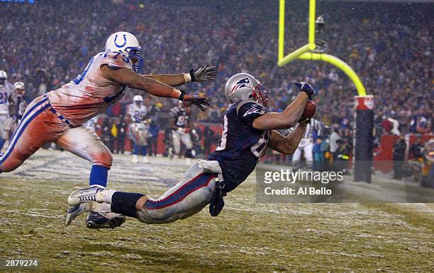 Tight end Christian Fauria of the New England Patriots can't quite make a catch in the corner of the end-zone in front of defensive end Raheem Brock...