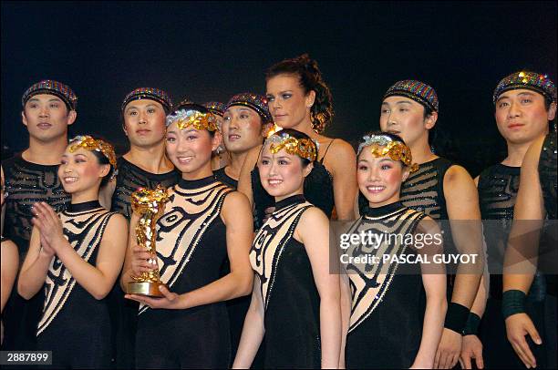 La princesse Stephanie de Monaco pose avec la troupe acrobatique de Pekin "Pagode des bols", apres leur avoir remis un clown d'or le 20 janvier 2004...