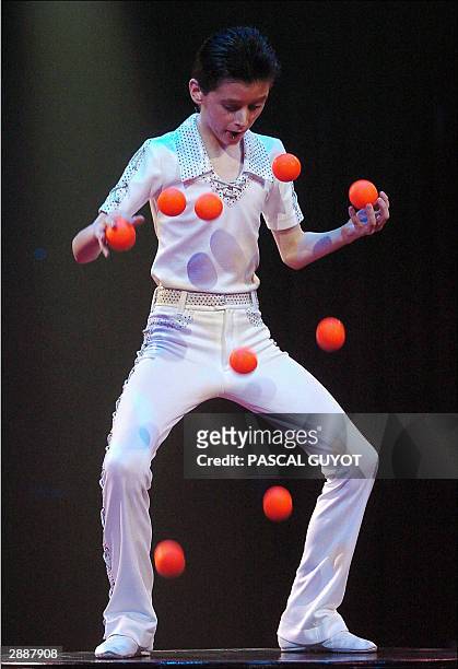 Le jeune jongleur tcheque Alan Sulc de 14 ans jongle avec 9 balles sous le chapiteau de l'Espace Fontvieille a Monte Carlo, le 20 janvier 2004, lors...