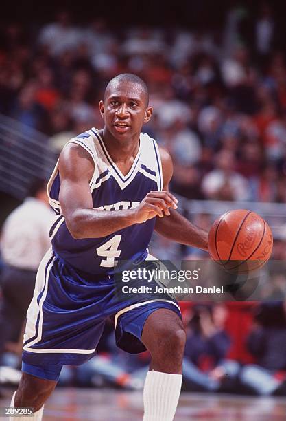 DUKE GUARD KENNY BLAKENEY DRIBBLES THE BALL DURING THE BLUE DEVILS 70-65 VICTORY OVER THE ILLINOIS FIGHTING ILLINI AT THE UNITED CENTER IN CHICAGO,...