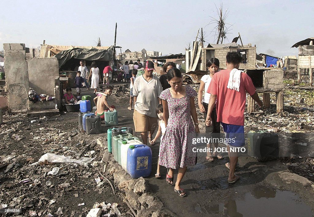 Residents of Baseco slum in Manila 25 Ja