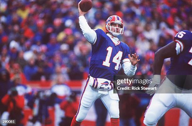 BUFFALO BILLS QUARTERBACK FRANK REICH SETS AND THROWS DURING THE BILLS 41-38 OVERTIME WIN OVER THE HOUSTON OILERS IN THE AFC PLAYOFF GAME AT RICH...