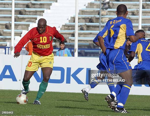 Le guineen, Titi Camara, arme son tir et marque le 1er but de son equipe, lors du match qui a oppose l'equipe de RD Congo a celle de la Guinee, ,...
