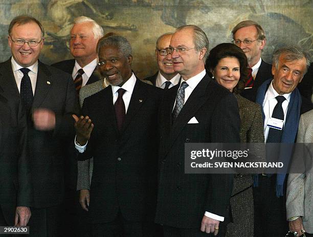 Secretary General Kofi Annan calls the attention of the other delegates from the "Preventing Genocide" conference after a lunch at the royal castle...