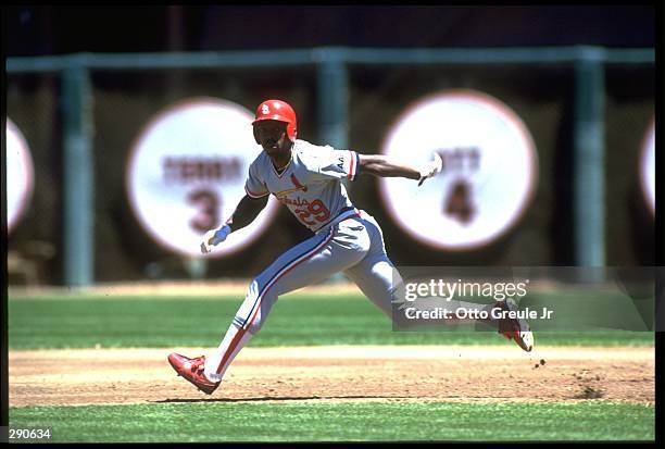 ST. LOUIS CARDINALS OUTFIELDER VINCE COLEMAN MAKES HIS WAY TO SECOND BASE IN GAME AGAINST THE SAN FRANCISCO GIANTS AT CANDLESTICK PARK IN SAN...