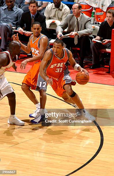 Shawn Marion of the Phoenix Suns drives past Dion Glover of the Atlanta Hawks January 27, 2004 at Philips Arena in Atlanta, Georgia. NOTE TO USER:...