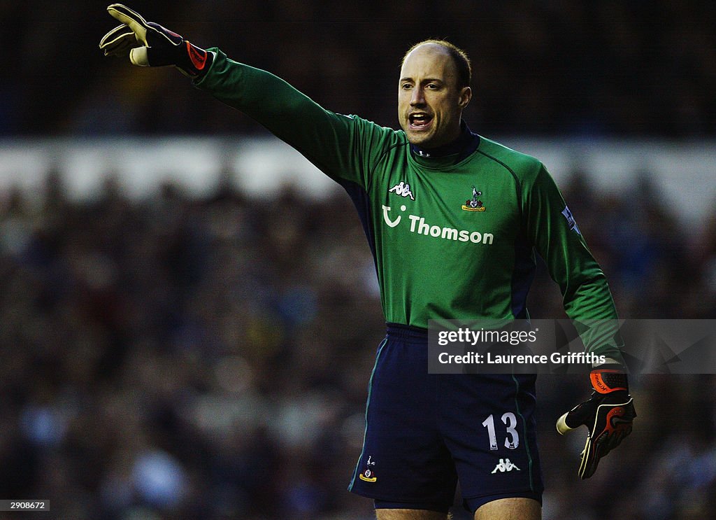 Kasey Keller of Tottenham Hotspur signals to a team mate