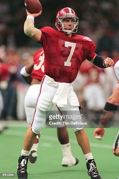 ALABAMA QUARTERBACK JAY BARKER DELIVERS A PASS FROM THE POCKET DURING THE CRIMSON TIDE'S 34-13 VICTORY OVER THE MIAMI HURRICANES IN THE 1993 SUGAR...