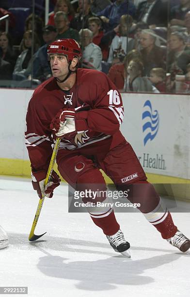 Mike Sillinger of the Phoenix Coyotes rounds the net during the game against the Chicago Blackhawks on October 28, 2003 at America West Arena in...