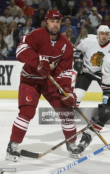 Daymond Langkow of the Phoenix Coyotes gets in position during the game against the Chicago Blackhawks on October 28, 2003 at America West Arena in...