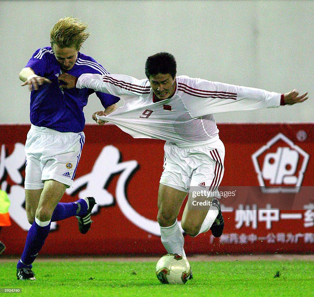 China's Hao Haidong (R) holds off an uni