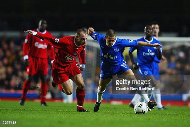 Joe Cole of Chelsea manages to break free from Danny Murphy of Liverpool during the FA Barclaycard Premiership match between Chelsea and Liverpool...