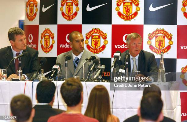 Managing Director David Gill and Manager Sir Alex Ferguson with new goalkeeper Tim Howard at the press conference to announce his signing at Old...