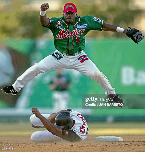 El segunda base Jose Macias de Los Tomateros de Culiacan , realiza un out al jugador Juan Lebron de Los Leones de Ponce Pto.Rico , en la Serie del...