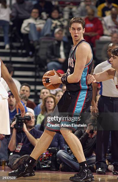 Pau Gasol of the Memphis Grizzlies looks to play the ball against the Detroit Pistons during the game at the Palace of Auburn Hills on January 31,...