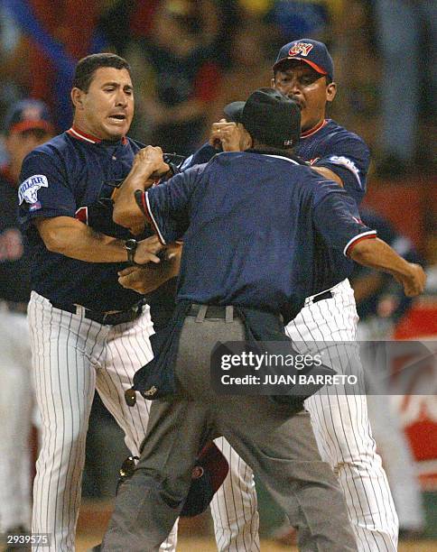 Rodolfo Hernandez de Tigres de Aragua , pelea con el arbitro principal Simeon Basque en un juego contra Tomateros de Culiacan ,en la serie del caribe...