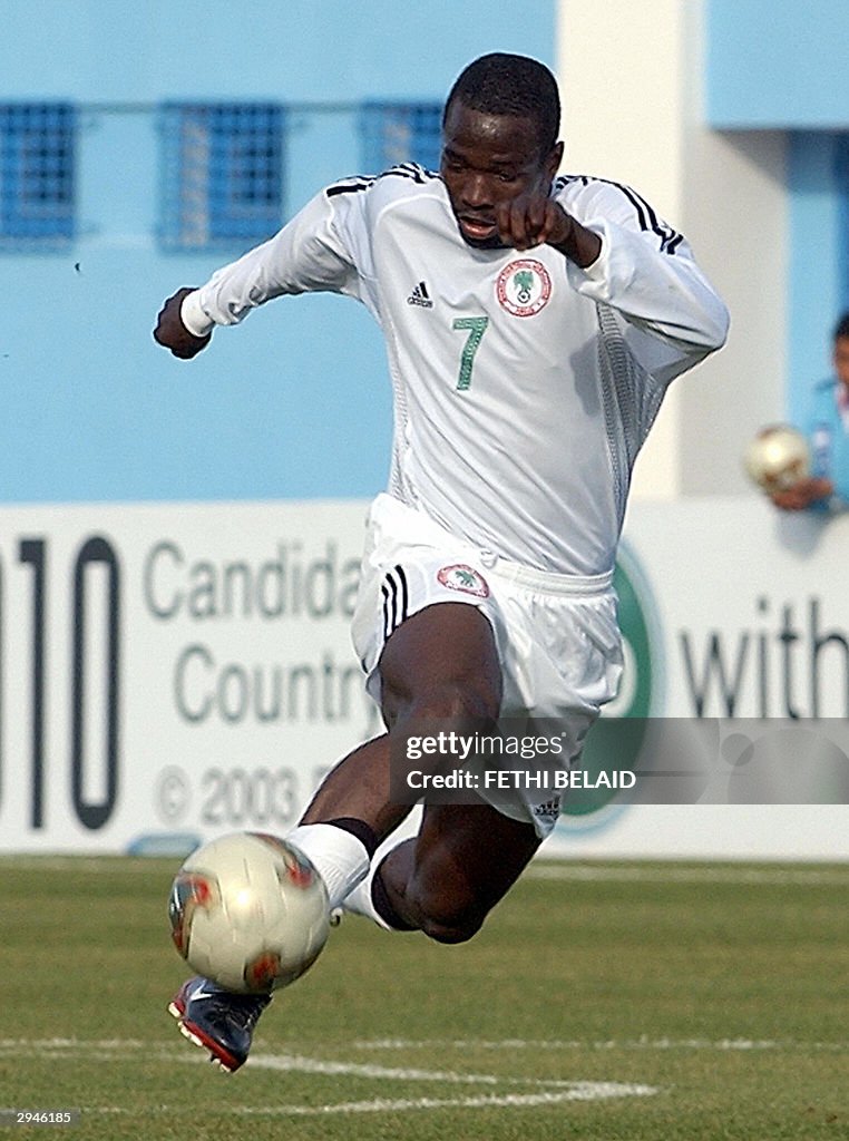 Nigerea's John Utaka controls the ball d