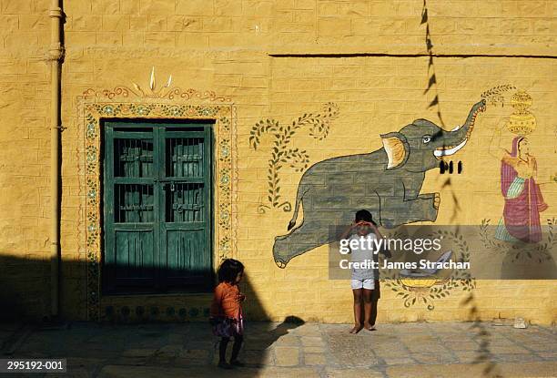 india,rajasthan,jaiselmer,murals on palace facade,children in front - street child stock pictures, royalty-free photos & images