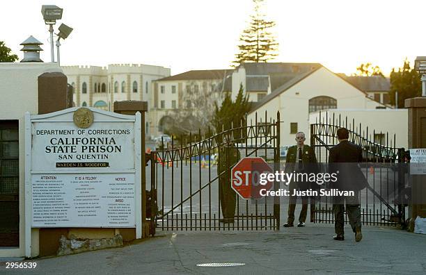 Reverend Jesse Jackson walks towards the California State Prison at San Quentin for a meeting with convicted killer Kevin cooper February 9, 2004 in...