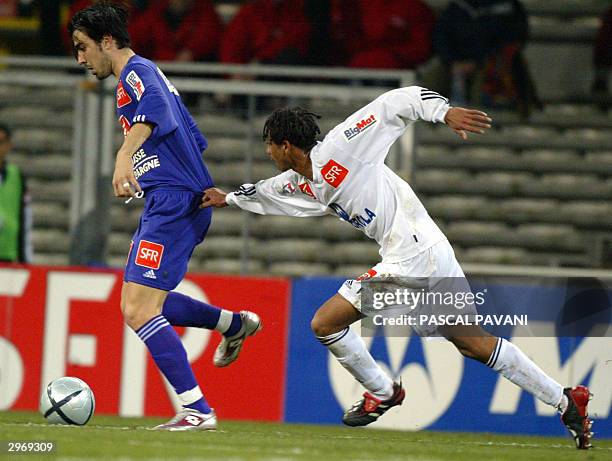 Toulouse's forward Cedric Faure vies with Rennes's defender Jonathan Bru , 11 February 2004 at the Stadium in Toulouse, during their French Cup...