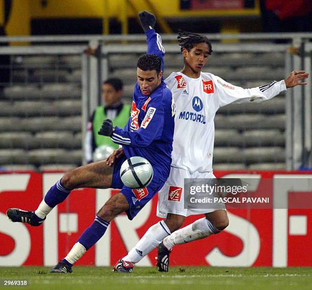 Toulouse's midfielder Nabil Taider vies Rennes' defender Jonathan Bru , 11 February 2004 at the Stadium in Toulouse, during their French Cup soccer...