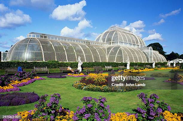 england,london,kew gardens,palm house and flowerbeds - royal botanic gardens fotografías e imágenes de stock