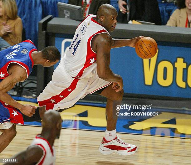 Los Angeles Lakers Shaquille O'Neal of the West drives down court during second half action at the 2004 NBA All-Star Game, 15 February 2004, at the...