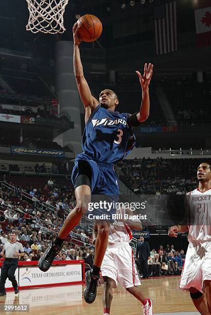 Juan Dixon of the Washington Wizards shoots in front of Jim Jackson of the Houston Rockets February 17, 2004 at the Toyota Center in Houston, Texas....