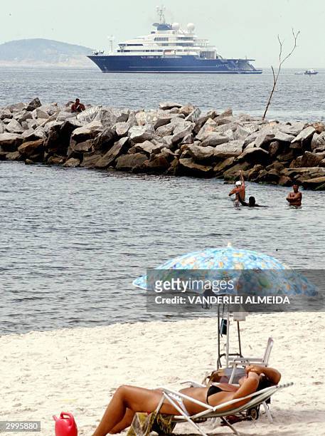 The yacht Octopus which belongs to US citizen Paul Allen is anchored in Guanabara's bay before of the Pan de Azucar in Rio de Janeiro, Brazil, 19...