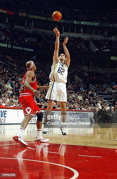 Scot Pollard of the Indiana Pacers shoots over Corie Blount of the Chicago Bulls during the game at the United Center on February 10, 2004 in...