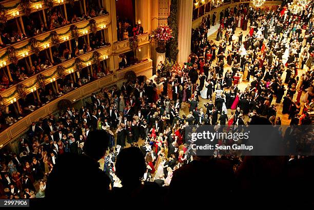Opera Guests 117 Opera Ball 2004 Stock Photos, High-Res Pictures, and Images - Getty ...