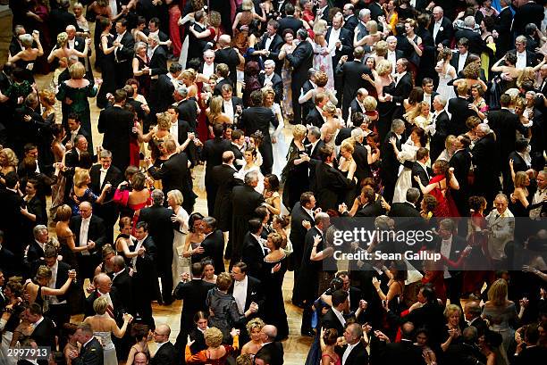 Opera Guests Opera Ball 2004 Photos and Premium High Res Pictures - Getty Images