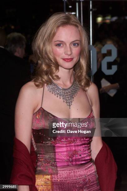 American actress Heather Graham attends the film premiere of "Charlie's Angels" on November 22, 2000 in London.