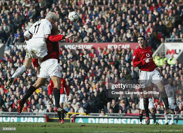 Alan Smith of Leeds scores the equalising goal during the FA Barclaycard Premiership match between Manchester United and Leeds United at Old Trafford...