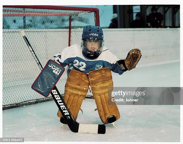 ice hockey goalkeeper - goaltender ice hockey player stock-fotos und bilder