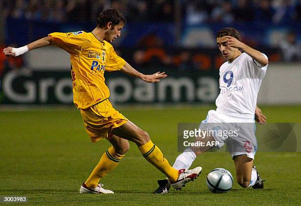 Nantes' forward Sylvain Armand vies with Marseille's defender Mathieu Flamini during their French L1 football match, 22 February 2004 at the...